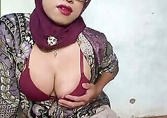 Big Boobies Hijab Shemale Mitha Dildoing Her Asshole