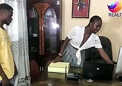 AFRO BOSS LADY TEMPTED THE DELIVERY STUD IN SCREWING HER SLUTTY MOIST TWAT