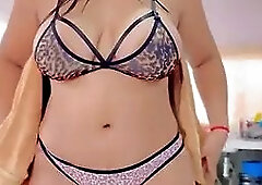 Lo encontré oliendo mis tangas y le cumplo su fantasía sexual antes de que lleguen sus padres
