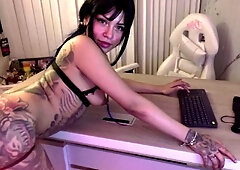Solo big ass brunette uses toy