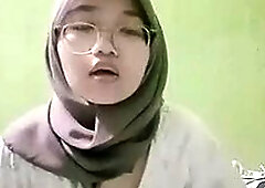 HIJAB BIKIN VIDEO BUAT SUAMI (2)
